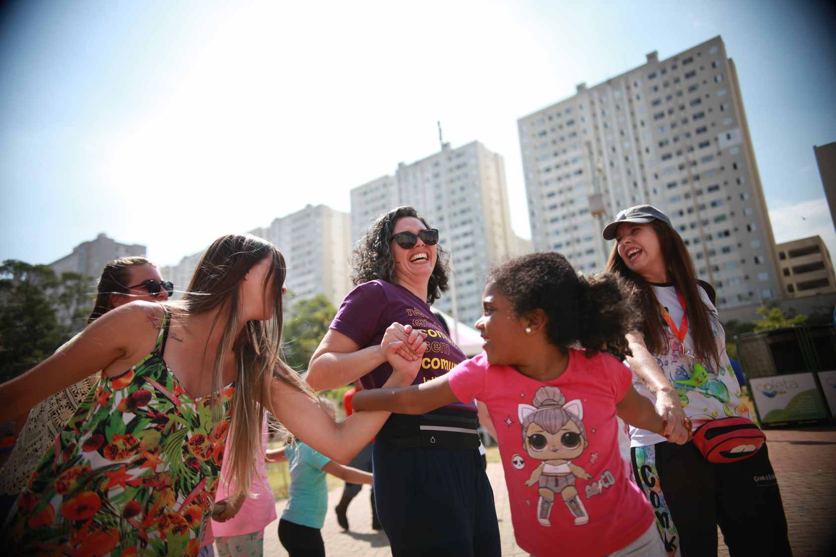 Adultos e crianças participam de atividade interativa promovida pelo Lellolab, reforçando as regras de boa convivência em condomínio por meio de integração e uso coletivo dos espaços comuns.