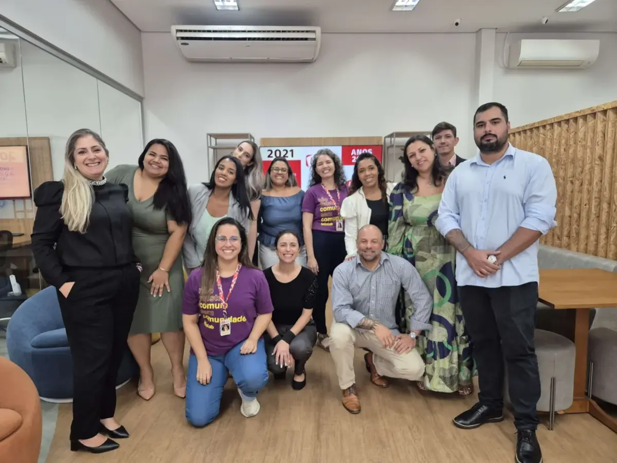 Imagem de colaboradores da Lello Condomínios, em artigo que fala sobre a indicação da Lello no Prêmio Reclame Aqui 2025, nas categorias Melhor Administradora de Condomínios Grandes Operações e Imobiliárias 