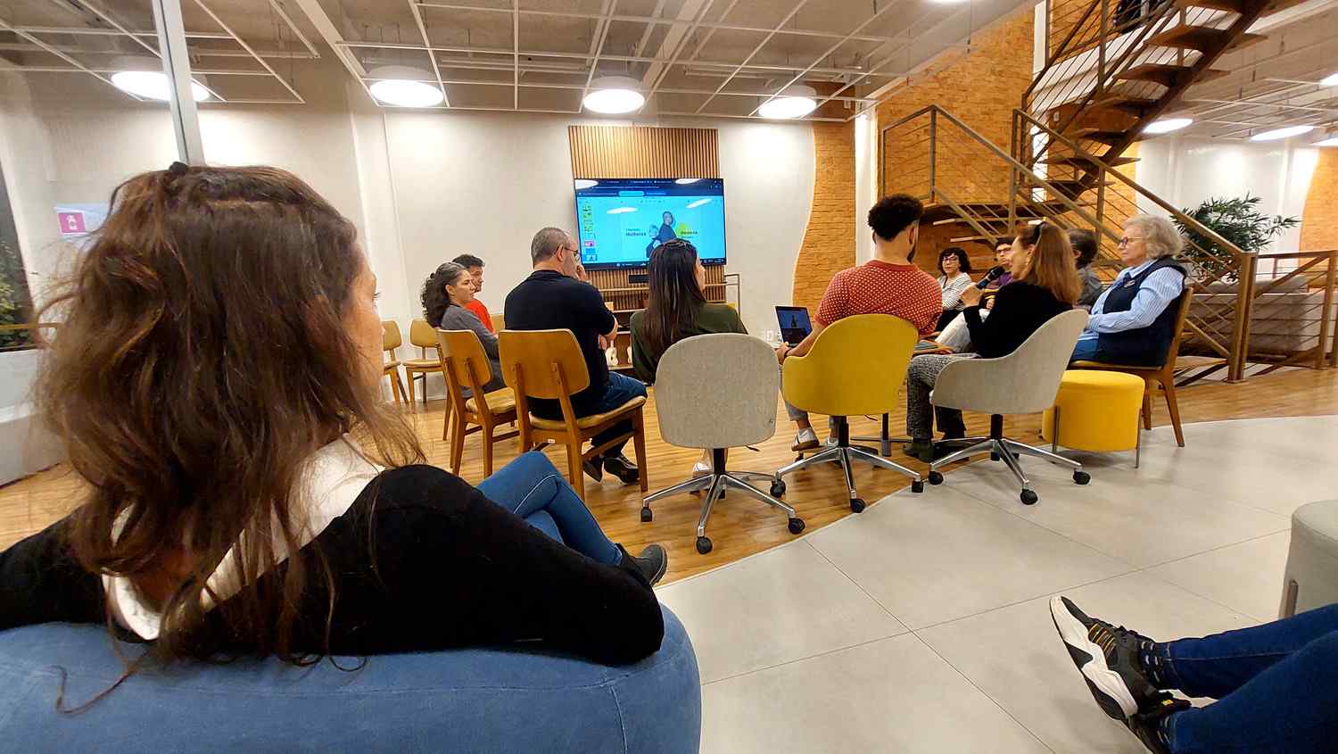 Encontro entre moradores em roda de conversa, refletindo o modelo participativo da melhor administradora de condomínios em SP