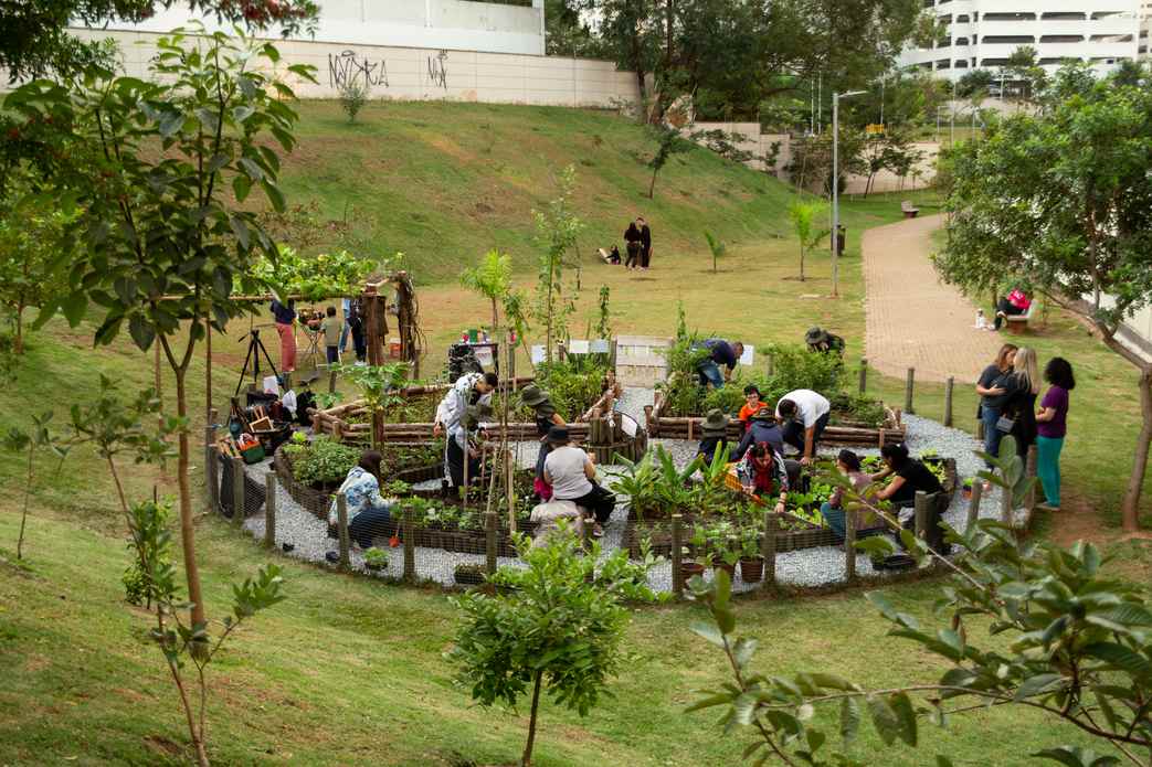 imagem de pessoas em área externa de condomínio, ilustrando artigo de blog da Lello Condomínios sobre condomínio verde