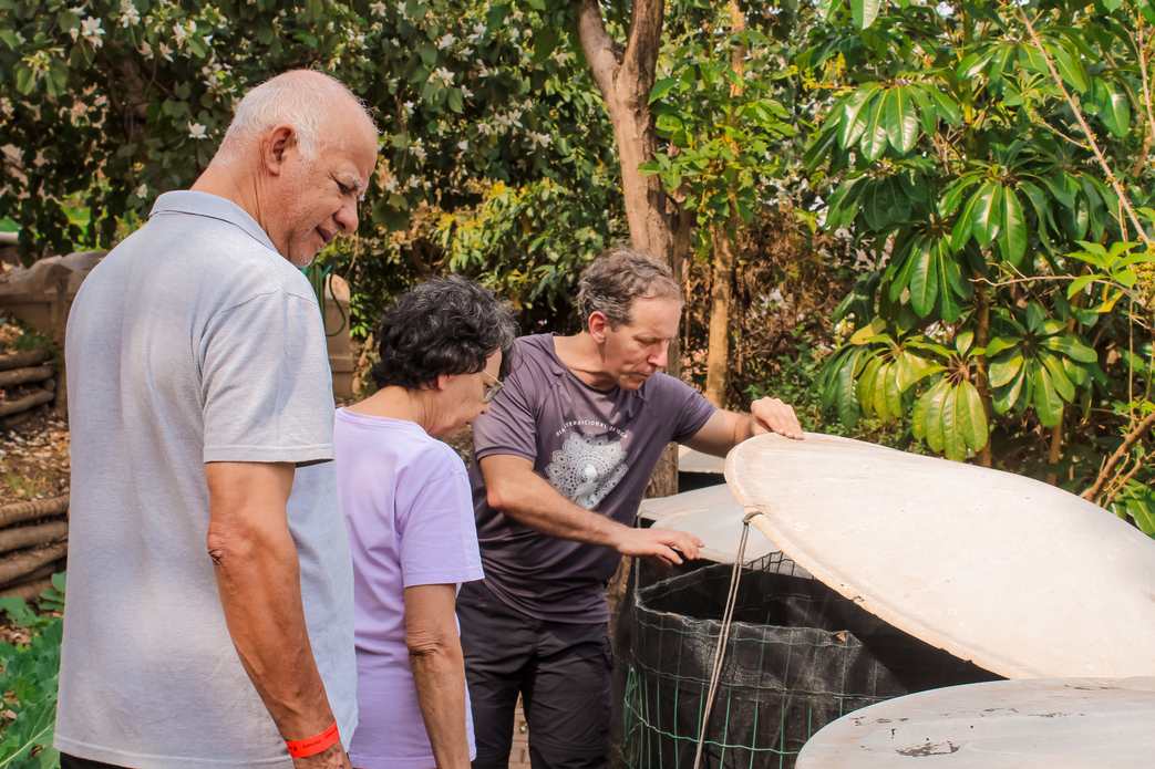 imagem de pessoas vistoriando instalações ecológicas de condomínios, em artigo de blog sobre condomínio verde